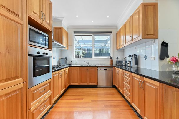 SPACIOUS THREE BEDROOM TOWNHOUSE WITH STUDIO IN THE HEART OF OAKLEIGH - Photo 1