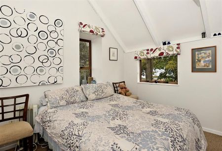 Stylish Two-Bedroom Townhouse with North-Facing Garden - Photo 5