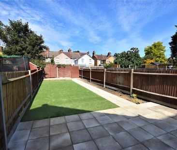 Kings Avenue, Watford - Photo 1