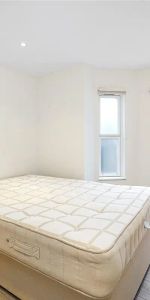 3 bedroom flat in London - Photo 3