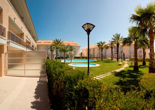 For long-term rent: apartment in Javea, Golden Garden urbanization, with 2 bedrooms and a pool.