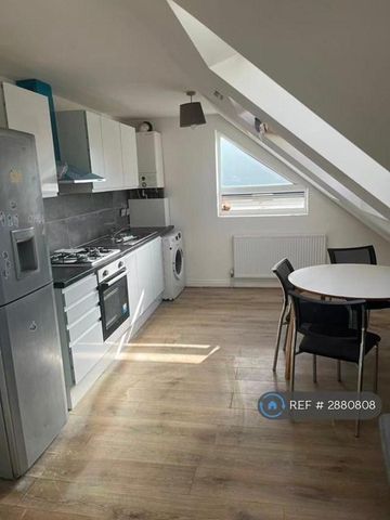 3 bedroom flat to rent - Photo 4
