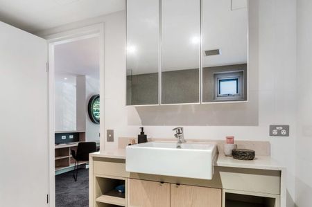 Light filled One Bedroom Apartment With Parking - Photo 4