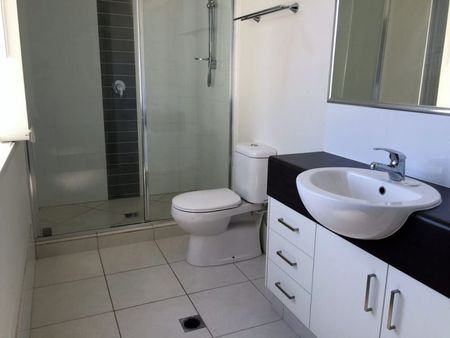 Modern Townhouse in Central Coomera Location - Photo 5