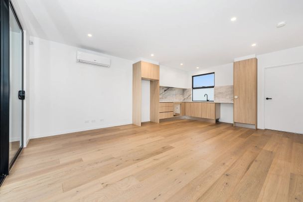 Ultra-modern home close to everything! - Photo 1