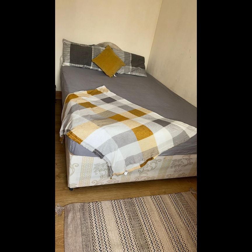 Room in a Shared House, Elm Road, E11 - Photo 1