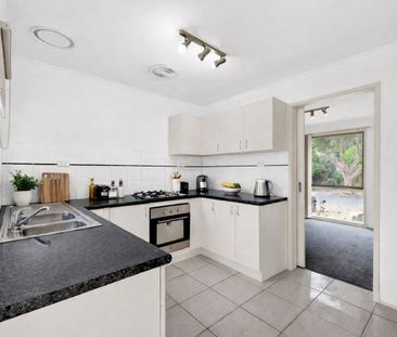 SPACIOUS 3 BEDROOM HOME ONE OF TWO ON THE BLOCK! - Photo 5