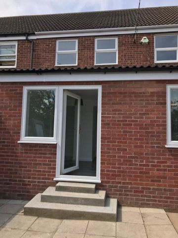 5 bed house to rent in Stanley Wooster Way, Colchester - Photo 4