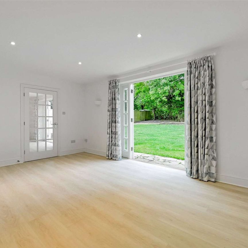 A recently refurbished 5 bedroom cottage available to rent in this wonderful rural setting at Pamber End, between Reading and Basingstoke. - Photo 1