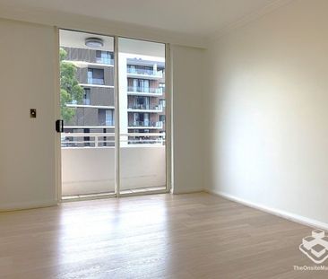 Bright and Spacious Apartment with Floorboards throughout - Photo 3