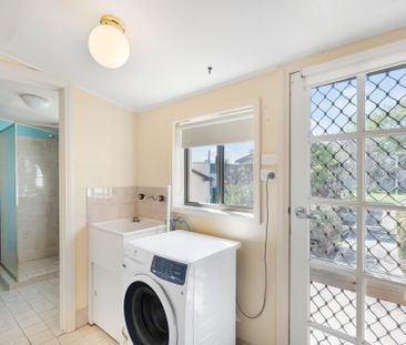 Open the Door To Character and Small Town Atmosphere - Photo 2