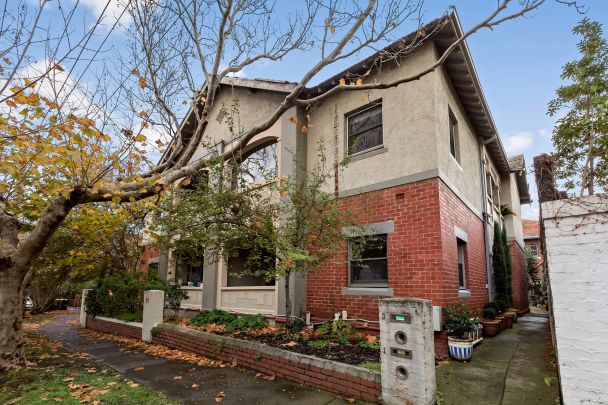 Charming Art Deco Ground Floor Apartment in Prime Elwood Location - Photo 1