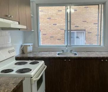 SUPERBE ET GRAND 2 1/2 CHAUFFÉ DISPONIBLE IMMÉDIATEMENT SUR LA RUE ... - Photo 4