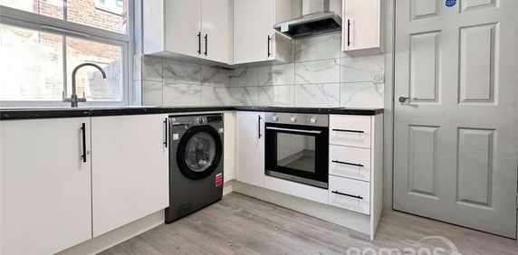 Flat C, Kings Road, Fleet, Hampshire, GU51 - Photo 2