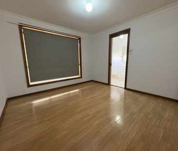 Spacious 4-Bedroom Family Home in Prime Location - Photo 2