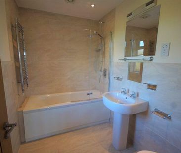 4 bedroom detached house to rent - Photo 2