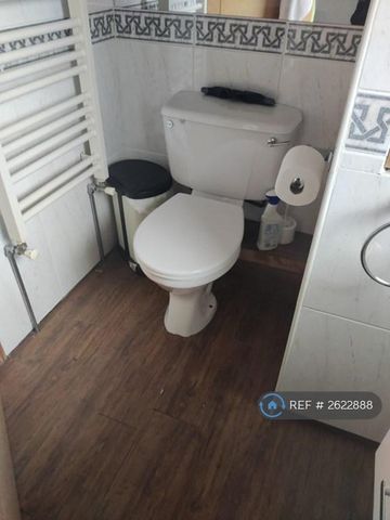 1 bedroom in a house share to rent - Photo 5