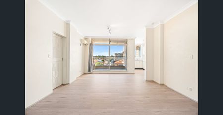 Stylish Two Bedroom Apartment in Brighton-Le-Sands - Photo 3