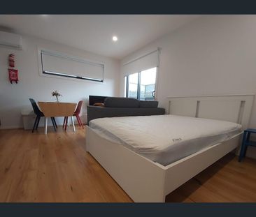 Modern Fully Furnished Room with Private Kitchenette – All Utilitie... - Photo 1