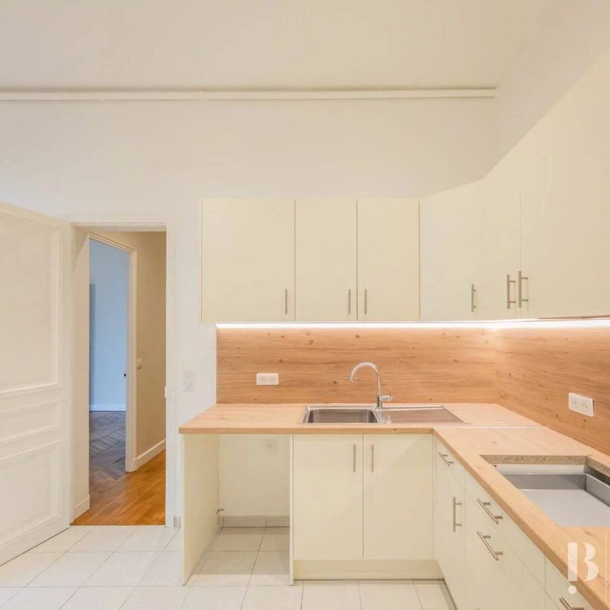 Rental Apartment Paris 8th Faubourg-du-Roule - Photo 1