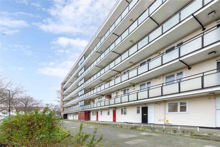 Well proportioned one bed on quiet road with direct access to communal gardens. - Photo 5