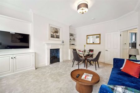 An impressive 3 bedroom duplex apartment set on the third & fourth floors of this period Georgian conversion. - Photo 2