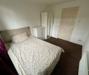 4 Bed End Terrace, Langwood Close, CV4 - Photo 2