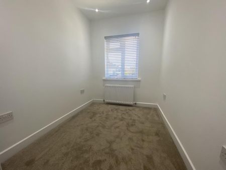 4 bedroom semi-detached house to rent - Photo 3