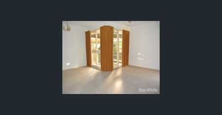 Delightful 3 Bedroom Home! Garden Maintenance Included! - Photo 2