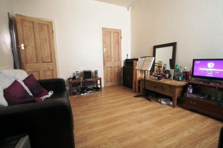 2 Bed - Well Presented 2 Bedroom Property With An Additional Room - Photo 4