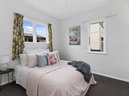 Sunny beautiful house close to all amenities - Photo 3