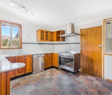 WELL MAINTAINED IN FANTASTIC LOCATION. - Photo 4