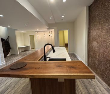 For Lease - 2374 Robmar Drive, Oakville, Ontario - Photo 2