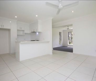 Spacious 4-Bedroom Double-Storey Home for Rent in Coomera - Photo 2