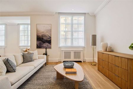 A Refined Third-Floor Residence Moments from Grosvenor Square. - Photo 2