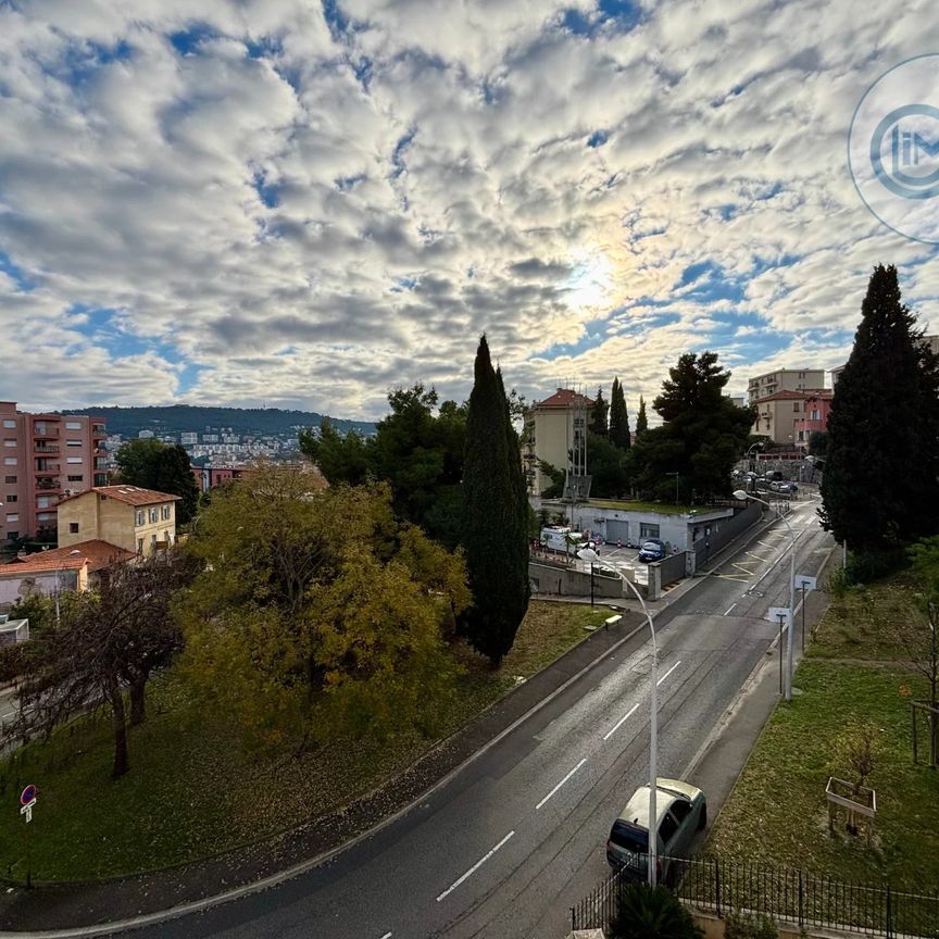 Exclusivité – Studio meublé mansardé avec vue dégagée, Bas Cimiez - Photo 1