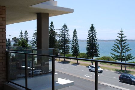 Stunning 2-Bedroom Apartment with Breathtaking Views across from Brighton-Le-Sands Beach&excl; - Photo 2