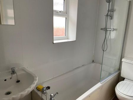 3 bedroom flat to rent - Photo 3