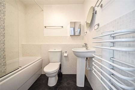 Modern 1 bedroom 1st floor apartment at this prestigious development in Cambridge within walking distance of the City Centre, Science Parks & local high street. Electric heating. Allocated parking & bicycle store. Furnished. - Photo 5