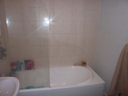 3 Bedroom, 1 bath, 1 reception Flat - Photo 5