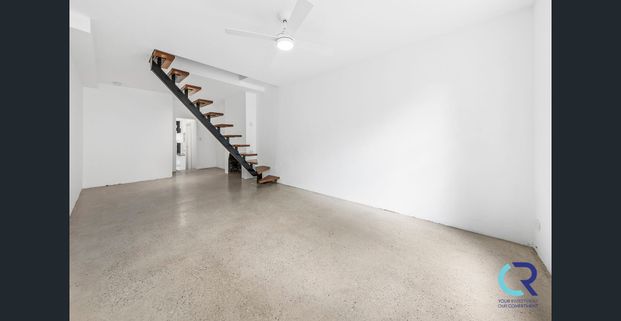 ULTRA MODERN 2 BEDROOM TERRACE! - Photo 1