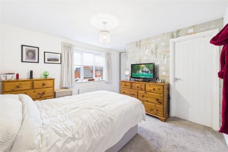 2 bedroom House in Power Close, Wokingham - Photo 3
