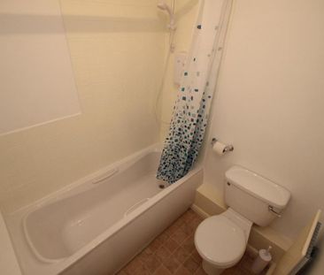 3 bedroom flat to rent - Photo 6