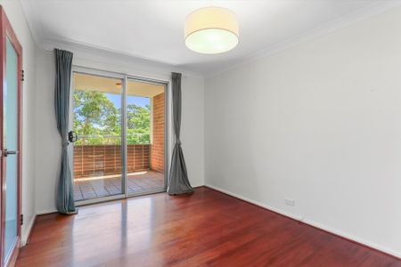Beautifully Renovated Oversized Apartment - Freshly Painted throughout - Photo 3