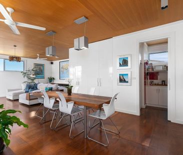 Bay views, private sauna and gardens, moments from Pakington Street - Photo 3