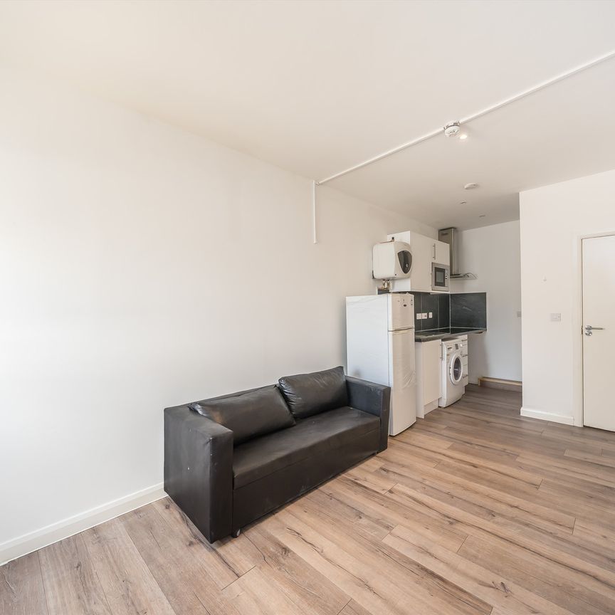 High Street, SM1, London - Photo 1