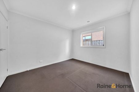 Stylish, Spacious & Perfectly Located! - Photo 4