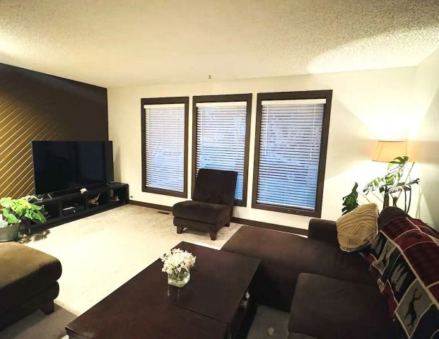 Beautiful Home in NW Calgary – Main & Upper Floors — 3 Bedrooms House - Photo 1
