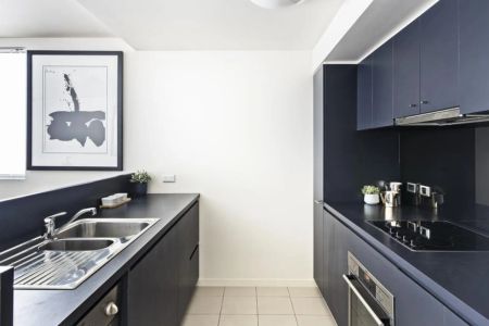 Substantial city-side living, seconds to Albert Park Lake - Photo 4