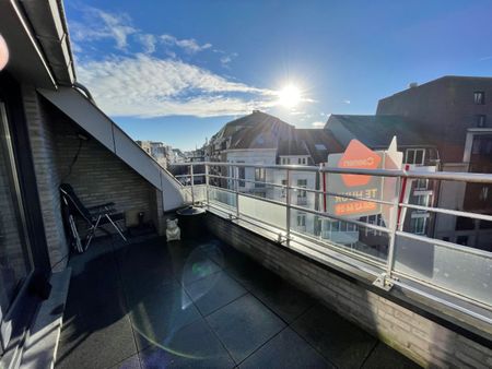 Duplexappartement met zonnig terras in het bruisend centrum van Blankenberge. Dichtbij het Casino en het commercieel centrum. - Photo 2